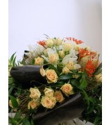kytice z trsových růžiček, orchideí, amarylis a jatrophy