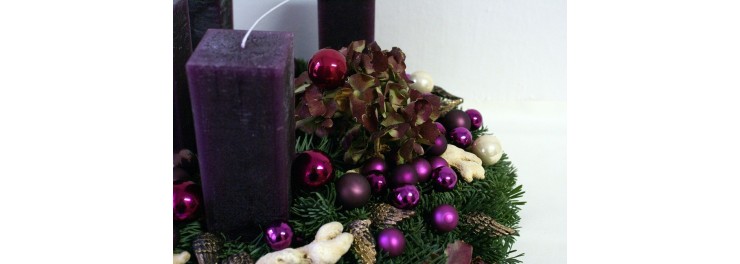 Adventní věnce s hranatými svíčkami