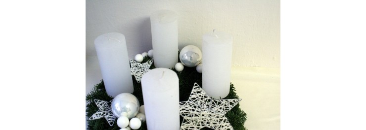 Adventní věnce s válcovitými svíčkami