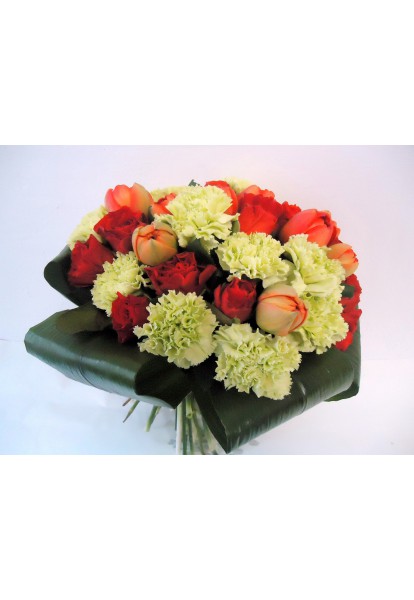 Kytice z tulipánů, růží, karafiátů