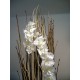 Bílá ASA váza - dekorace z prutů a umělé orchidee
