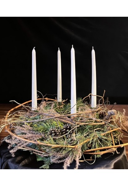 Adventní věnec se štíhlými svíčkami a přírodní přízdobou Adventní věnec se štíhlými svíčkami a přírodní přízdobou