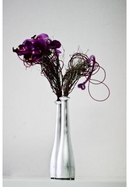 Aranžmá z umělé orchidee ve stříbrné vázičce